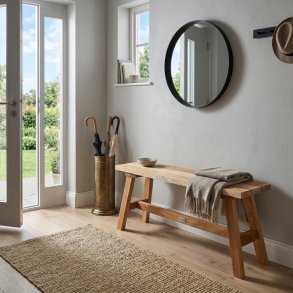 Stilren teakb�nk til entr�en eller til brug p� terrassen eller haven. M�l 90x25xH�jde 45 cm