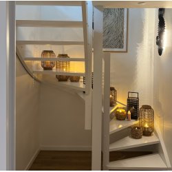 Stilfuld solcelledrevet lanterne i lysebrun PVC og metal til udendrs hygge