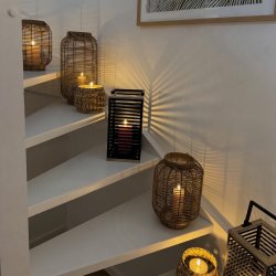 Stilfuld solcelledrevet lanterne i lysebrun PVC og metal til udendrs hygge