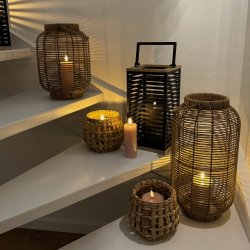 Stilfuld solcelledrevet lanterne i lysebrun PVC og metal til udendrs hygge