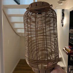 Stilfuld solcelledrevet lanterne i lysebrun PVC og metal til udendrs hygge