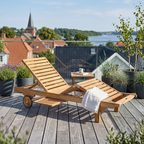 Solvagn med hjul och dryckesbricka. Modell: Boston guld teak