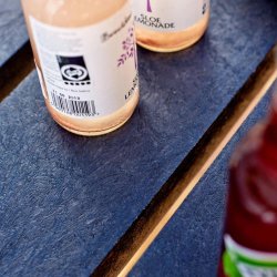 Sort bordbnkest i genbrugsplast med ekstra siddepladser