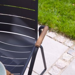 Parc havestol i antracit pulverlakeret aluminium og lkre teak armln 