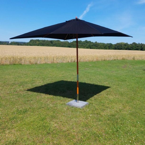 Elegant og robust parasol i kraftig sort polyester med 2-delt stok i bg 3x3 m. Model: Sara