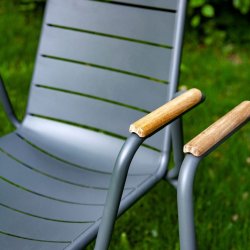 Parc havestol i antracit pulverlakeret aluminium og lkre teak armln 