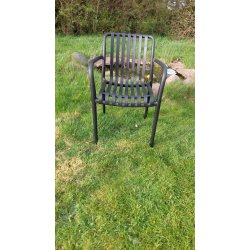 Vedligeholdelsesfrit Thea caf�s�t med 2 stabelbare stole - Bordet har justerbare f�dder - Perfekt til altan, terrasse eller have!