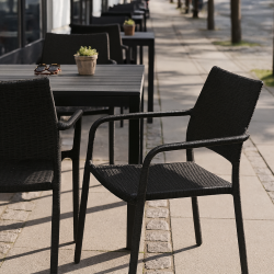 Stabelbar havestol i sort UV-beskyttet polyrattan - Model: Lucca