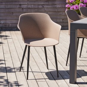 Stilfuld og bredygtig brun skalstol i Coffee farvet plast med sorte metalben. Model Camilla