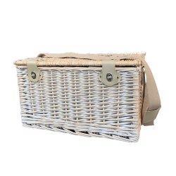 Stilfuld og robust picnickurv i pileflet med h�ndtag og b�restrop fuldt udstyret til 4 personer