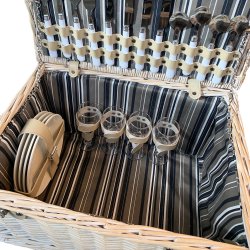 Stilfuld og robust picnickurv i pileflet med h�ndtag og b�restrop fuldt udstyret til 4 personer