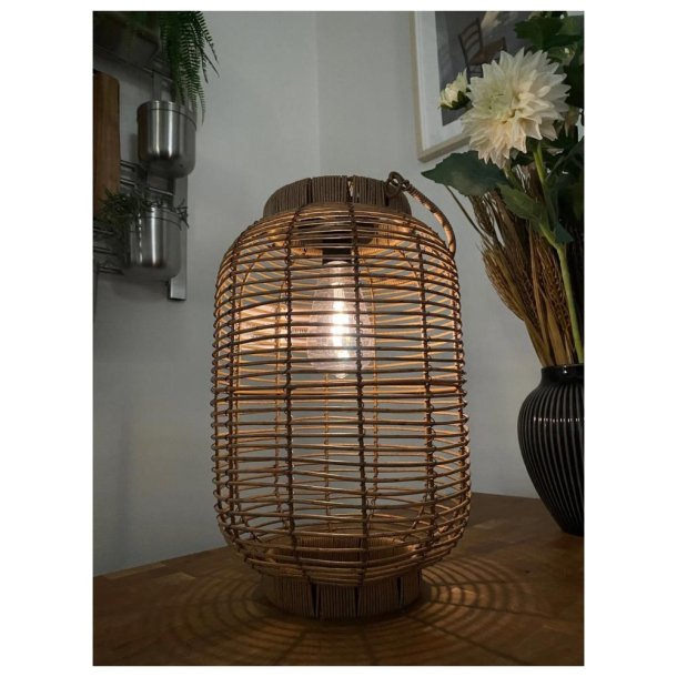 Stilfuld solcelledrevet lanterne i lysebrun PVC og metal til udendrs hygge Diameter 22,5 cm x h&oslash;jde 35 cm