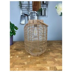 Stilfuld solcelledrevet lanterne i lysebrun PVC og metal til udendrs hygge