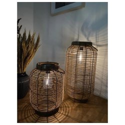 Stilfuld solcelledrevet lanterne i lysebrun PVC og metal til udendrs hygge