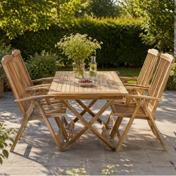 Hopf�llbart tr�dg�rdsm�belset i ung plantageteak 85x135 med positionsstolar. Modell: Mondena/Bounty