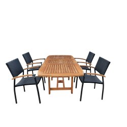 Era terrassest til 4-8 personer med sorte stole i UV-beskyttet polyrattan