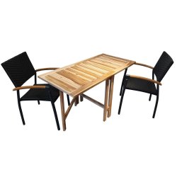 Foldbart teakbord med to sorte stabelstole i UV-beskyttet polyrattan