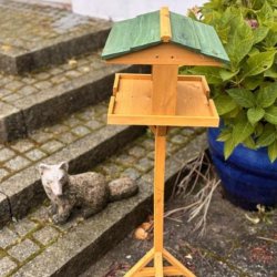 Yndigt fuglefoderhus i tr med overdkning og egen fod H110xB32xD29 cm