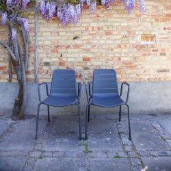 Parc havestol i antracit pulverlakeret aluminium og lkre teak armln 