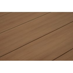 Vedligeholdelsesfrit havembelst med t moderne Dan havebord og 8 x Asta havestole!