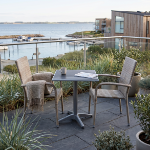 Vedligeholdelsesfrit cafes�t med UV-beskyttede stabelstole - Model: Sahara