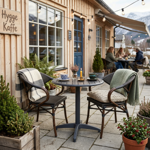 Vedligeholdelsesfrit cafes�t med rundt bord � 70 cm og to stole - Brun