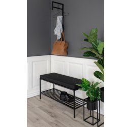 Vita bnk i sort stel, hylde og tilhrende hynde 