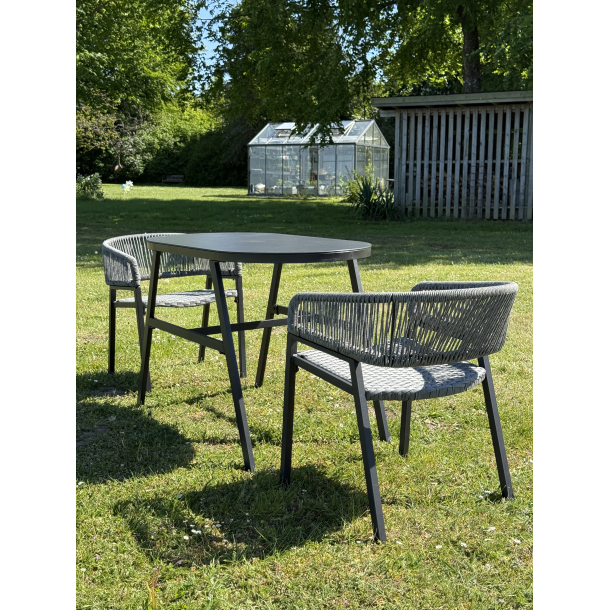 Temr altanst - St  1 bord og 2 stole!. Stole kan g helt ind under bordet s de intet fylder. 