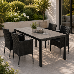 Vedligeholdelsesfrit Lise havem�bels�t � inkl. 4 stk. sorte stabelstole i UV-beskyttet polyrattan