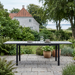 Gry vedligeholdelsesfrit haves�t med udtr�ksbord og 6 stabelbare havestole