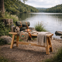 Stilren teakb�nk til entr�en eller til brug p� terrassen eller haven. M�l 90x25xH�jde 45 cm