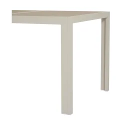 Kirsten havem�bels�t - Naturfarvet havebord i aluminium og keramik med 6 hvide stabelbare havestole i pulverlakeret st�l og slidst�rkt textilene med arml�n i teak-look