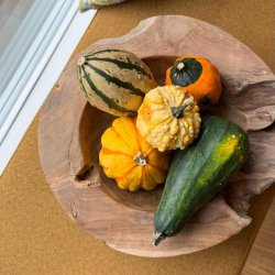 Bordskl i rustik teakrod. Ca. ml: Hjde: 10 cm. Diameter 40 cm. Meget flot som frugtskl med mere.