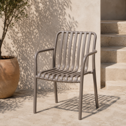 Stabelbar vedligeholdelsefri havestol i UV-beskyttet st�bt plast - Model: Lily - V�lg farve 