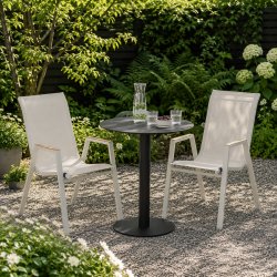 Vedligeholdelsesfrit caf�s�t med lille, rundt bord og 2 Victoria havestole i off-white