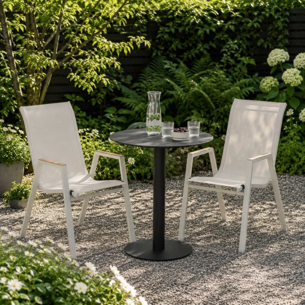 Vedligeholdelsesfrit caf�s�t med lille, rundt bord og 2 Victoria havestole i off-white