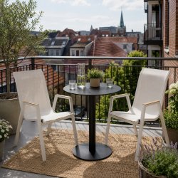 Vedligeholdelsesfrit caf�s�t med lille, rundt bord og 2 Victoria havestole i off-white