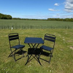 Charmerende cafest i stl - Bord + 2 stole. MODERNE CAFEST PERFEKT TIL ALTANEN!!! vlg farve