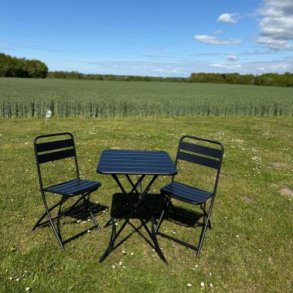 Charmerende cafest i stl - Bord + 2 stole. MODERNE CAFEST PERFEKT TIL ALTANEN!!! vlg farve