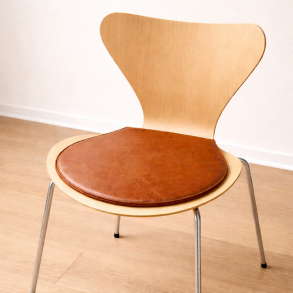 S�dehynde i b�ffell�der til en Arne Jacobsen 7'er og Nanna Ditzel Trinidad stol. V�lg cognac eller sort!