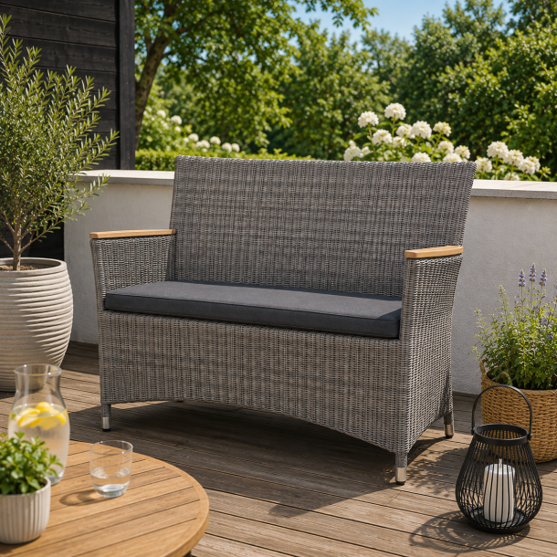 Komfortabel 2-personers havesofa med arml�n i gr� UV-polyrattan med gold teak- arml�n og inkl. m�rkegr� hynder - H89xL120xD61 cm