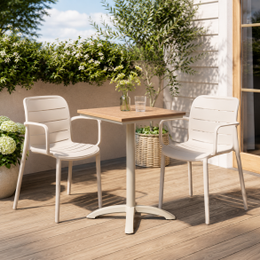 Svea caf�s�t - Stilrent og vedligeholdelsesvenligt caf�s�t med 70x70 caf�bord i sandfarvet aluminium og nonwood og 2 hvide stabelbare havestole 