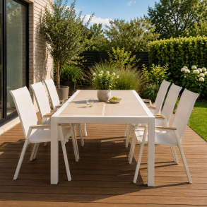 Kirsten havem�bels�t - Naturfarvet havebord i aluminium og keramik med 6 hvide stabelbare havestole i pulverlakeret st�l og slidst�rkt textilene med arml�n i teak-look