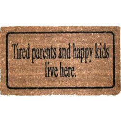 "Tired parents and happy kids live here" humoristisk og slidstrk drmtte perfekt til familien.   