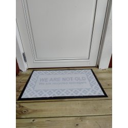 "We are not old..." Drmtte lavet af 100% nylon og pvc. 45 x 75 cm. Slidstrk