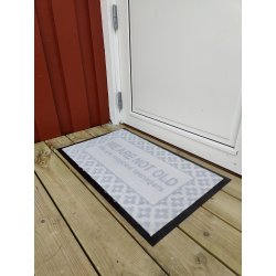 "We are not old..." Drmtte lavet af 100% nylon og pvc. 45 x 75 cm. Slidstrk