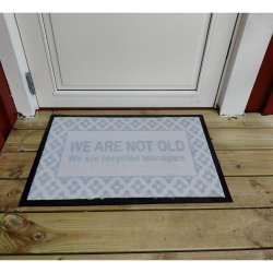 "We are not old..." Drmtte lavet af 100% nylon og pvc. 45 x 75 cm. Slidstrk