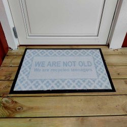 "We are not old..." Drmtte lavet af 100% nylon og pvc. 45 x 75 cm. Slidstrk