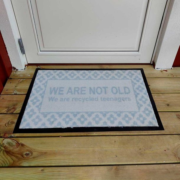 "We are not old..." drrmatta i 100% nylon och PVC, 45x75 cm - Slitstarkt material