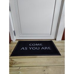 "Come as you are" drmtte, i lkkert slidstrk nylon og pvc materiale - 45 x 75 cm.